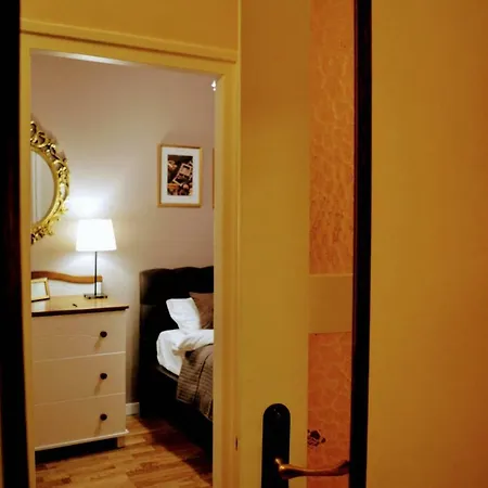 Stunning Coffee & Chocolate Flat In Old Town Apartment
