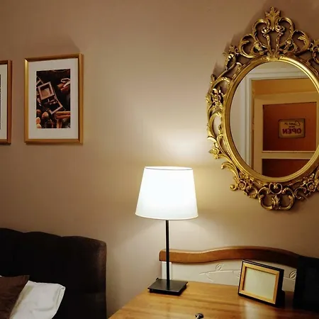 Stunning Coffee & Chocolate Flat In Old Town